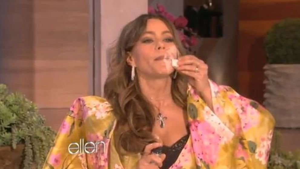 VIDEO. Cea mai amuzanta lectie de make-up. Cum a ajuns Sofia Vergara sa isi dea cu farduri pe sani