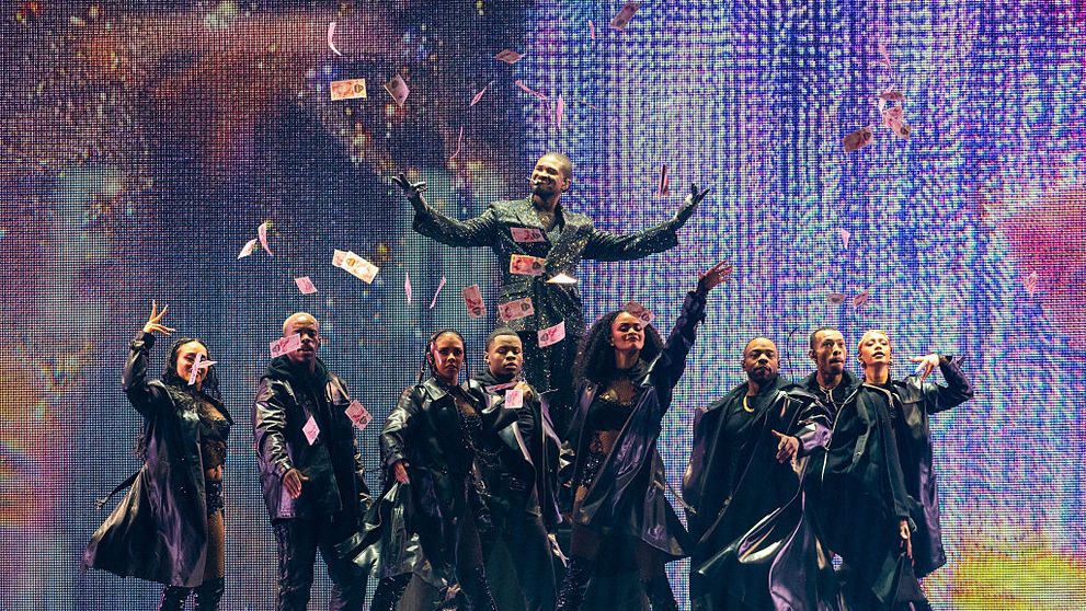 Celebrul cântăreț Usher, fermecat de o româncă! Cine e Roberta Maria, bomba sexy alături de care a făcut show la un concert din Londra