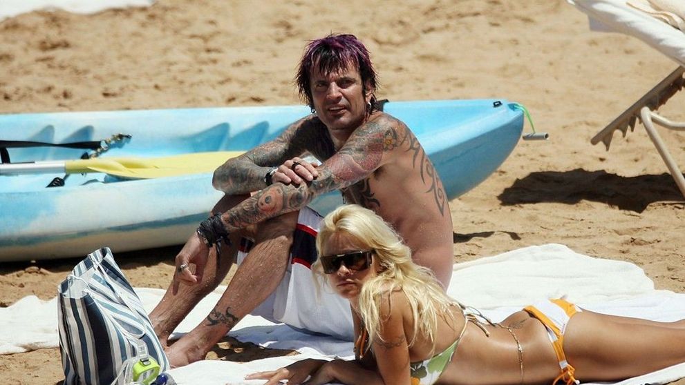 Starul rock Tommy Lee, șocat de prețul țigărilor din Australia. Acestea se vând pentru o sumă exorbitantă