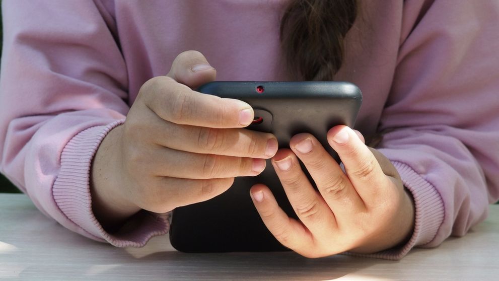O fetiță de doar 13 ani a murit din cauza unui trend periculos văzut pe internet! Ce au descoperit anchetatorii