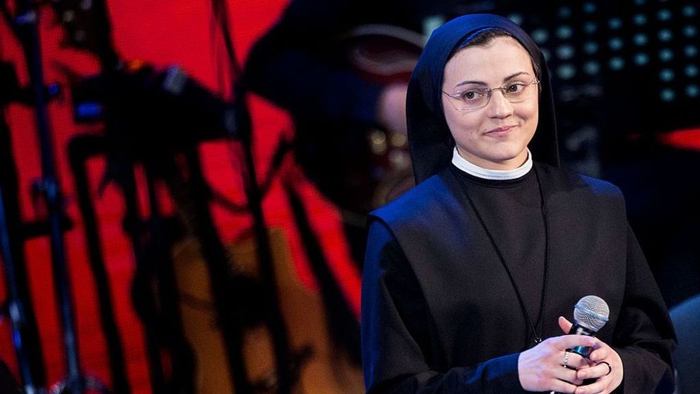 Călugărița care a câștigat Vocea Italiei și a renunțat la viața monahală, o nouă schimbare uluitoare de look