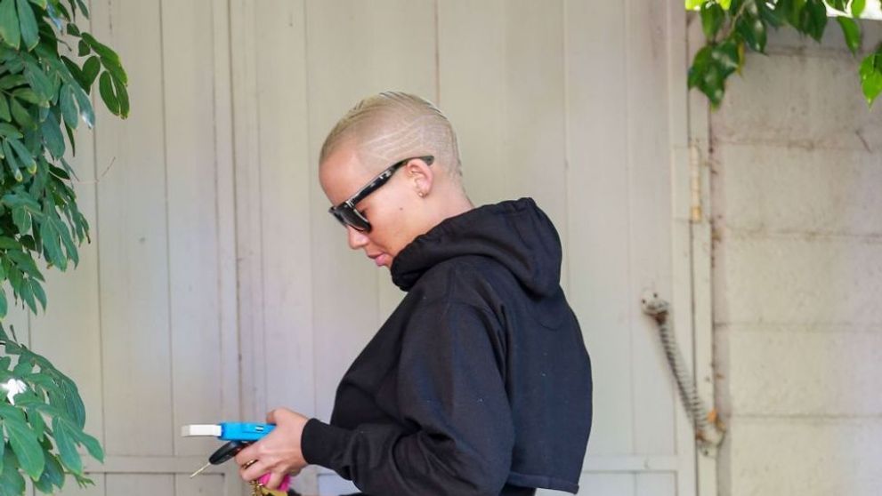 S-a speculat ca nu are posterior perfect rotund pe cale naturala. Dovada ca Amber Rose nu e operata. Cum a aparut vedeta