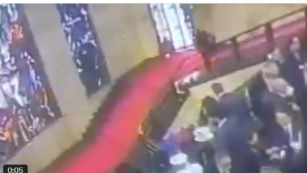 Un politician era să cadă de la etaj. S-a împiedicat și a spart cu capul o operă de artă veche de 93 de ani