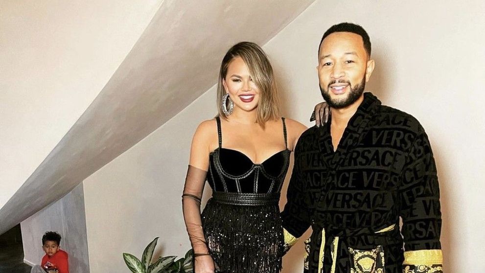 Chrissy Teigen, surprinsă de paparazzi când pleca de acasă! A purtat o bluză albă pe sub care nu avea sutien