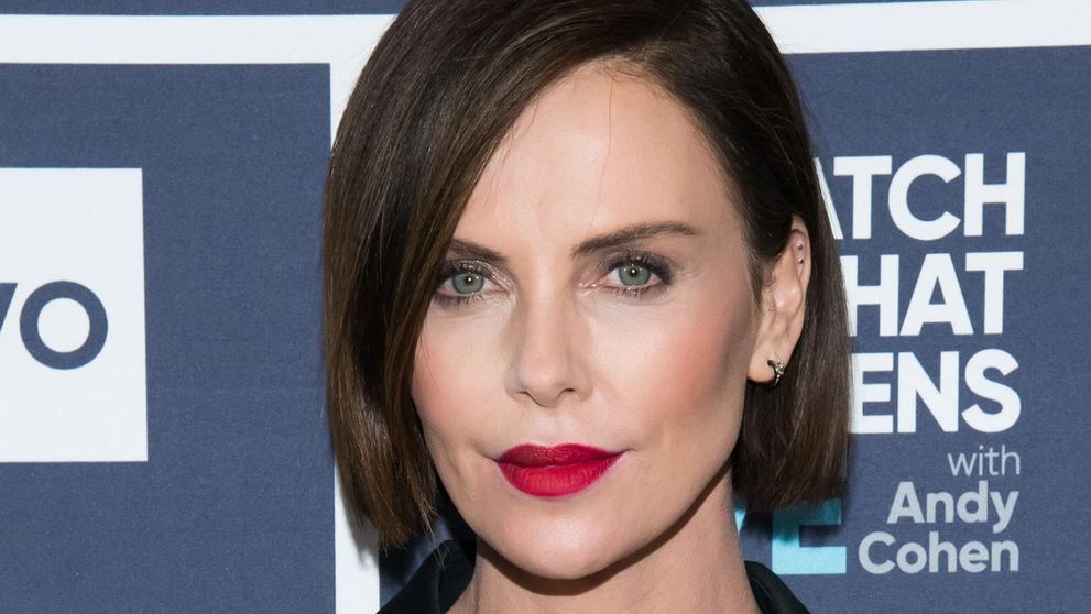 Charlize Theron explică de ce niciun bărbat nu rezistă alături de ea: ”Pot fi o iubită enervantă”