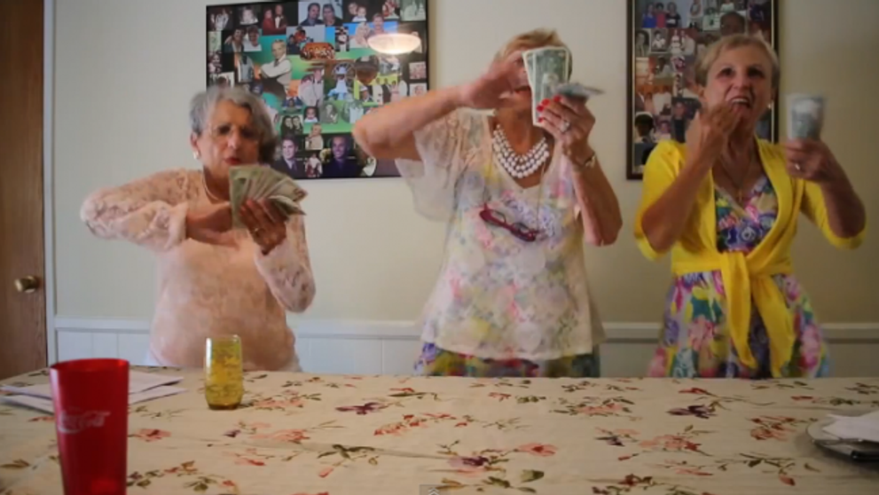 Clipul care s-a viralizat imediat! Trei bunicute danseaza provocator, inspirate de Miley Cyrus - VIDEO