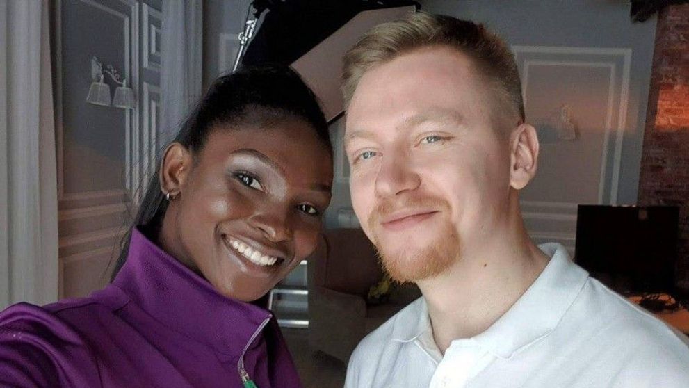 Povestea de dragoste dintre un model din Nigeria și un fotograf rus. De dragul lui s-a mutat în cel mai friguros oraș din lume