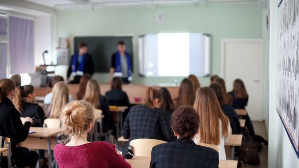 Surpriza de la Bacalaureat: o eleva de 19 ani si-a trimis mama sa dea examen in locul ei. Deghizarea, aproape perfecta. Ce a dat-o de gol