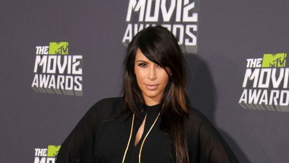 Kim Kardashian a invatat, in sfarsit, sa se imbrace ca o femeie insarcinata. Cea mai inspirata aparitie a vedetei din ultimele luni