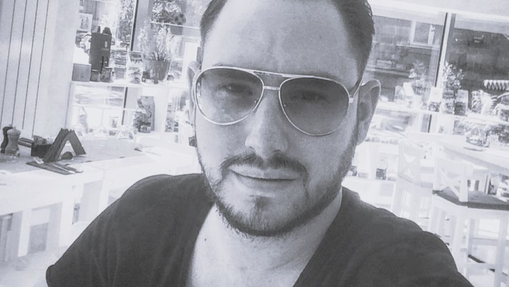 Ți se rupe sufletul! Ce mesaj au scris părinții lui Andrei Versace pe coroana funerară a fiului lor