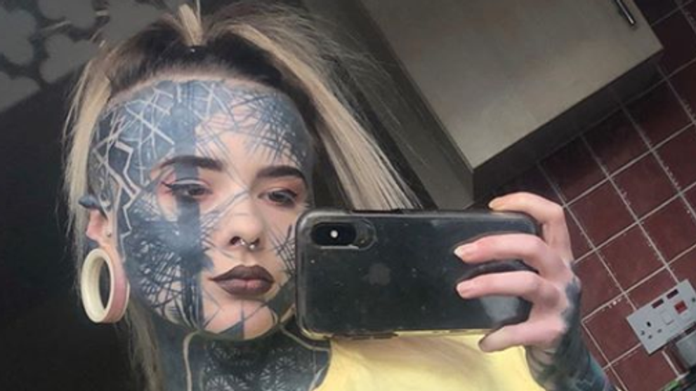 Tânăra care și-a tatuat 90 la sută din corp. Mulți spun că și-a distrus chipul frumos, dar ea e super încântată