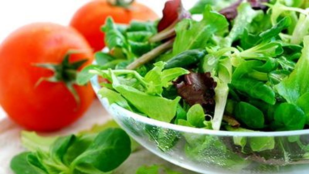 Uite ce alimentatie recomanda specialistii persoanelor trecute de 40 de ani. VIDEO