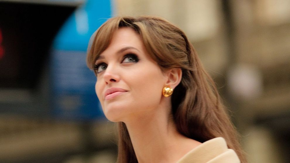 Acum mama respectabila, in trecut petrecareata si rebela. Imaginile cu Angelina Jolie de care ai uitat 