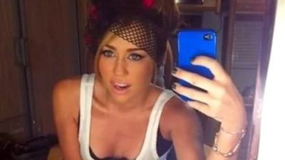 Miley Cyrus in chiloti... din nou! FOTO