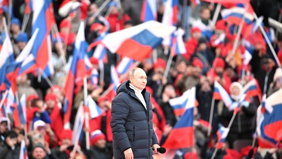 Prima reacție a companiei care a creat geaca de 12.000 de euro purtată de Vladimir Putin la mitingul pro-război