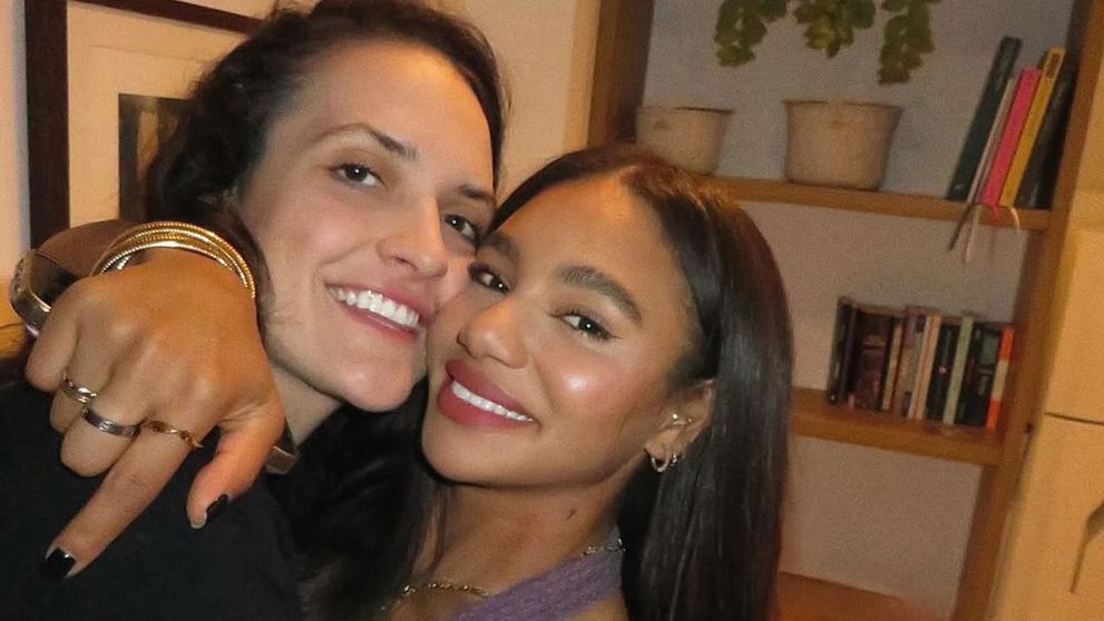 Cele două jucătoare de la CSM București care formează un cuplu, apariție rară după victoria cu Esbjerg. Elizabeth Omoregie și Gabriela Moreschi au sărbătorit împreună
