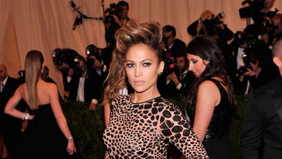 Celebrul posterior e acum istorie. Jennifer Lopez isi arata adevarata silueta intr-o rochie mulata: FOTO