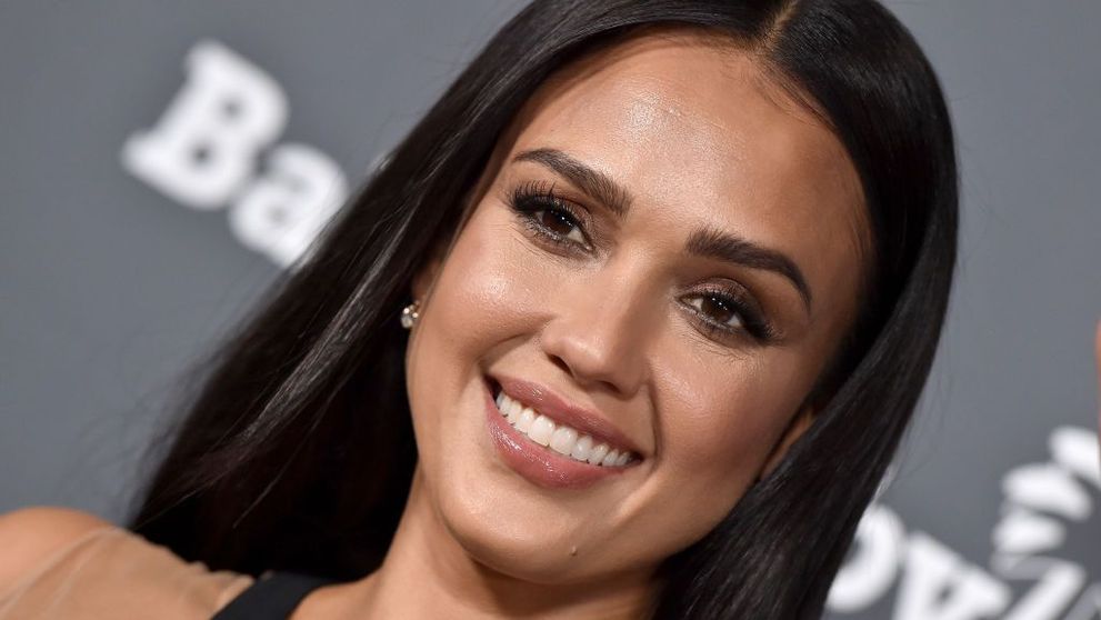 Jessica Alba arată total diferit după ce și-a vopsit părul blond. Actrița pare că a găsit elixirul tinereții
