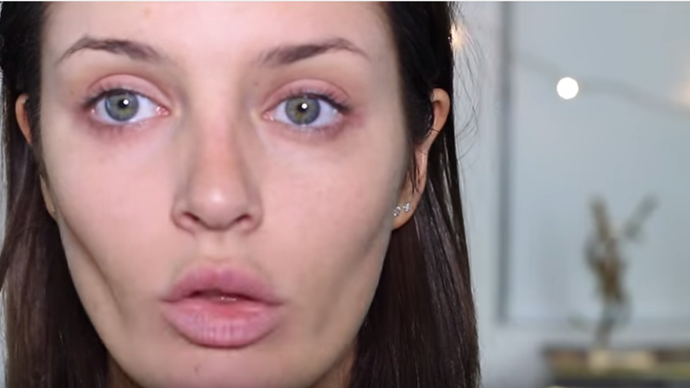 Isi traseaza cateva linii pe fata, cu nuante diferite de make-up. Transformarea ei a atras peste 1 milion de vizualizari