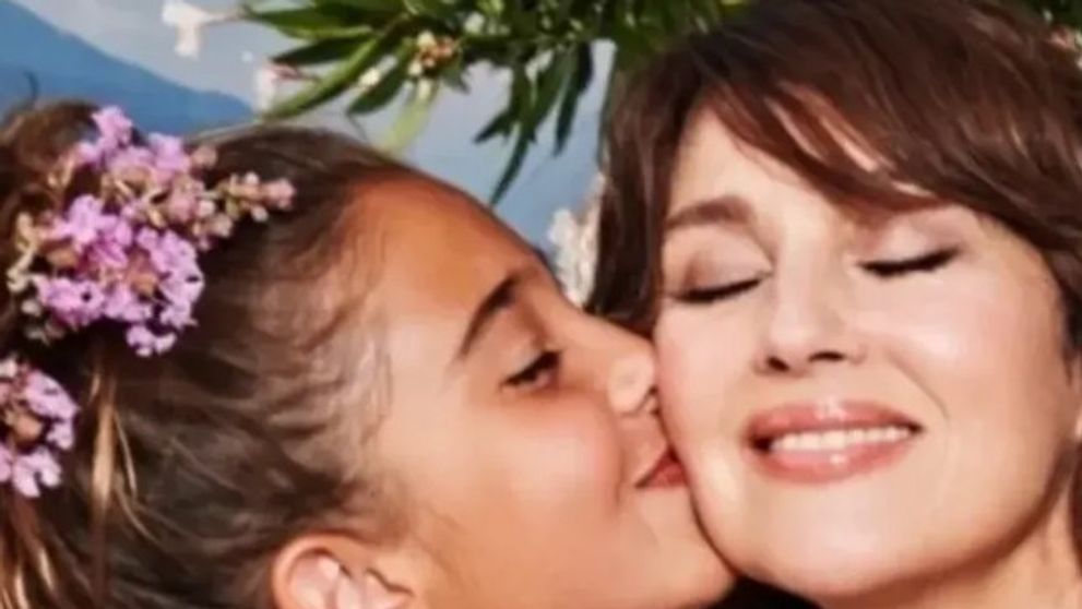 Până acum a stat în umbră și puțini știau cum arată. Léonie Cassel, fiica de 16 ani a lui Monica Bellucci, a apărut pe coperta Vogue Italia