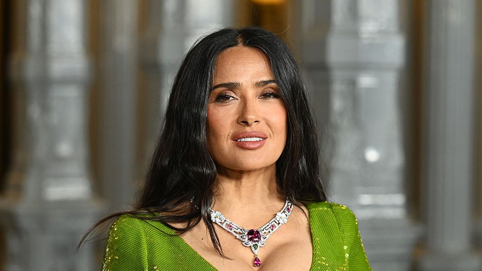 Nici la 59 de ani decolteul ei nu dezamăgește! Salma Hayek, imposibil de ignorat: rochia decoltată a transformat-o în cea mai fotografiată vedetă