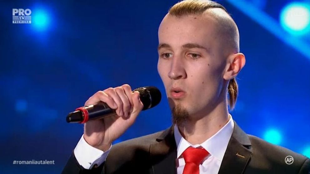 A intrat pe scena emotionat si i-a indus pe toti in eroare cu 