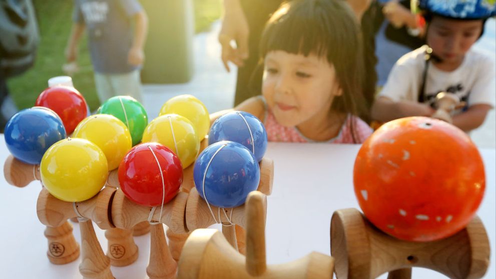 Kendama, jucăria japoneză care a cucerit lumea. Care sunt cele mai apreciate branduri de kendama și la ce să fii atent atunci când cumperi una