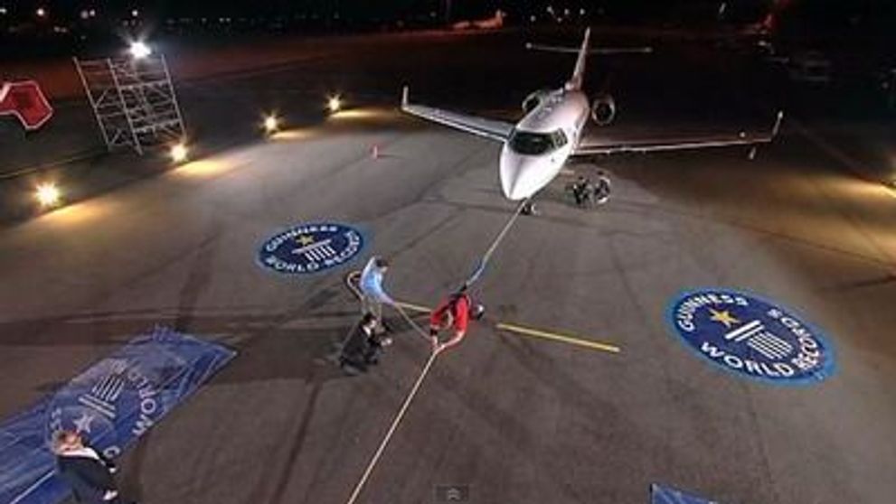 A intrat in Cartea Recordurilor: A tras un avion de 10 tone pe o distanta de 25 m! VIDEO