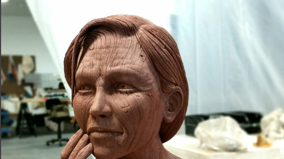 La prima vedere par niste sculpturi din lemn. Care este elemntul surpriza al acestor statui