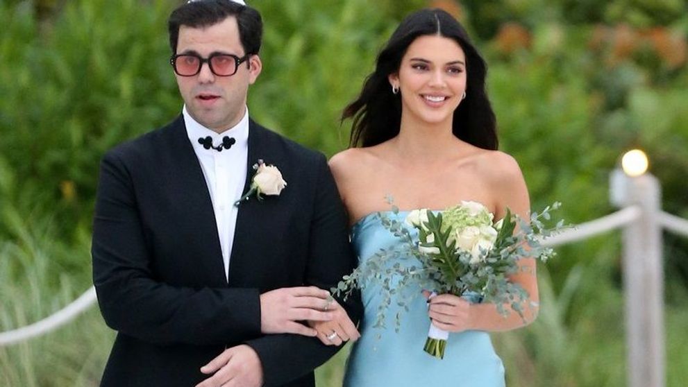 Kendall Jenner, asupru criticată din cauza rochiei pe care a purtat-o la o nuntă: ''Cred că o ura tare pe mireasă!''
