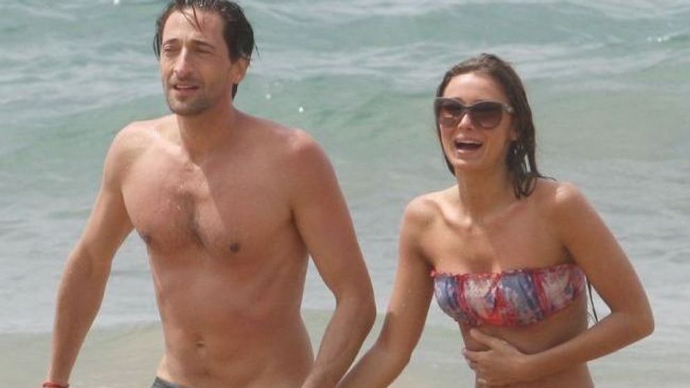 Show erotic in valurile oceanului. Actorul care si-a dezbracat si pipait iubita in vazul tuturor. Le-a oferit un show pe cinste celorlalti turisti