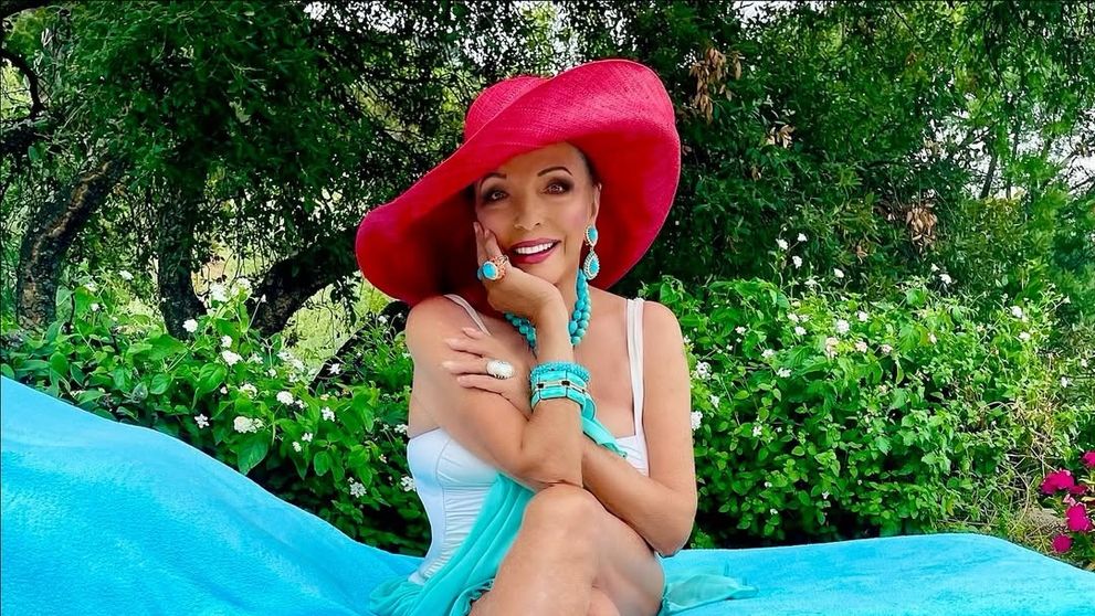 Are 92 de ani, dar își trăiește viața din plin. Joan Collins, în costum de baie pe riviera franceză, bucurându-se de fiecare clipă