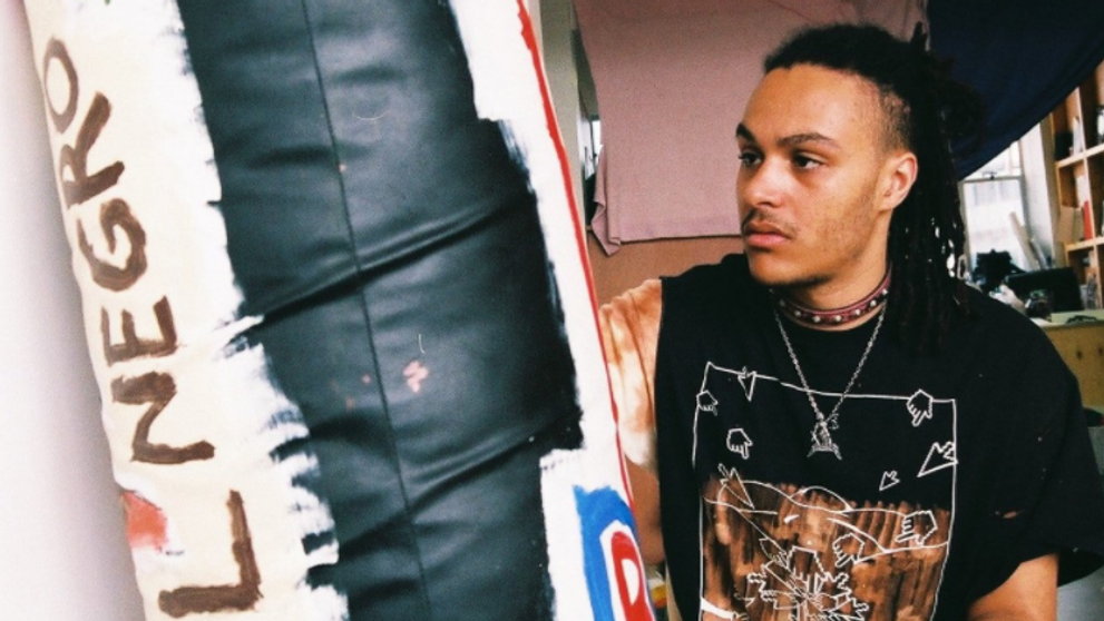 Un calator a fost arestat in aeroport, deoarece avea multe haine pe el
