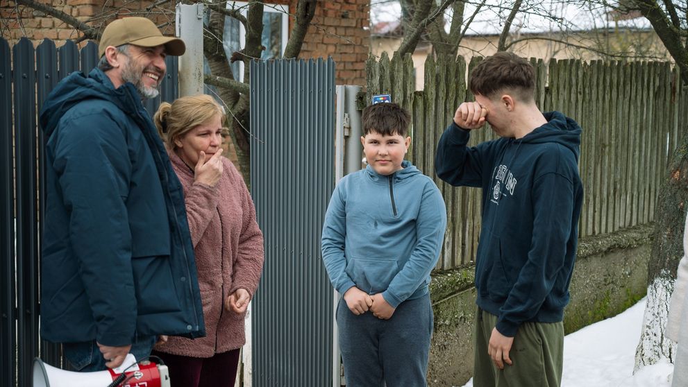 Diseară urmărim povestea unor copii pentru care echipa Visuri la cheie va construi o casă de la zero: „L-am găsit sub dărâmături, am încercat să-l scot. L-am auzit cum își dădea ultima suflare și asta m-a marcat pe viață”