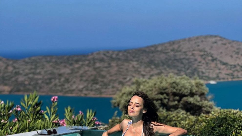 Andreea Raicu, ipostaze sexy în vacanța din Grecia! Vedeta face plajă topless