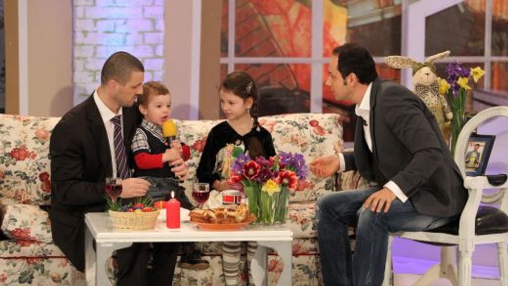 Familia Stratan ii face debutul mezinului Cezar la “Happy Hour”, de Paste FOTO