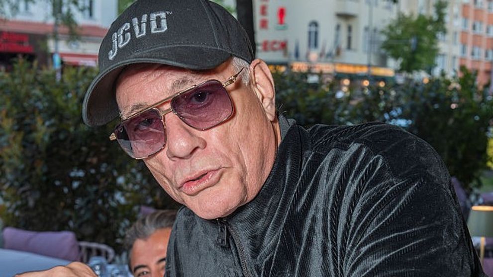 Jean-Claude Van Damme renunță la șapcă și își arată părul cărunt. Cum arată acum eroul filmelor de acțiune