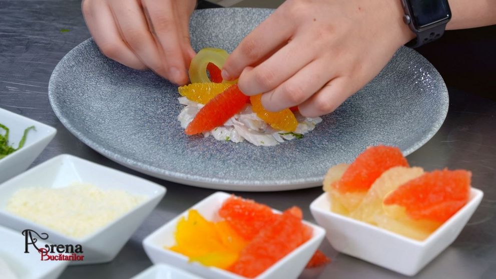Ceviche de sea bass cu ceviche de castravete și sos de lapte de cocos