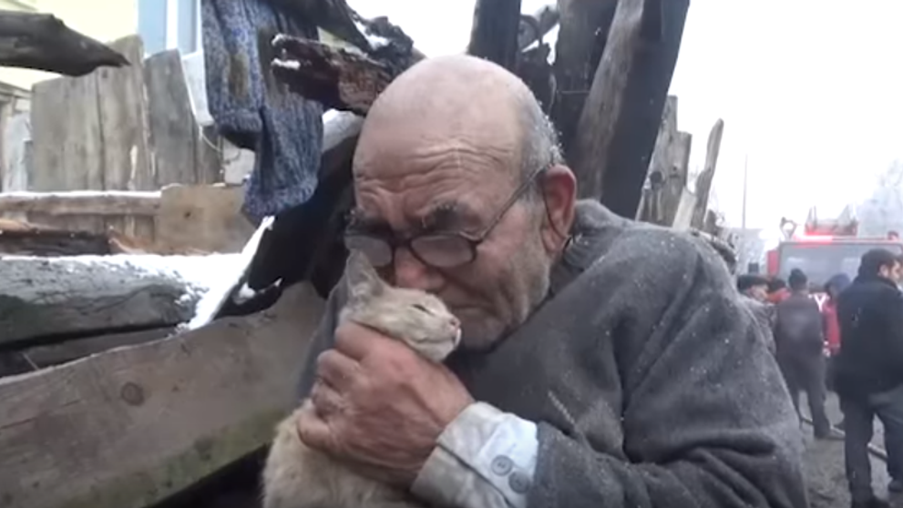 Povestea emotionanta a unui batran care si-a pierdut casa in flacari