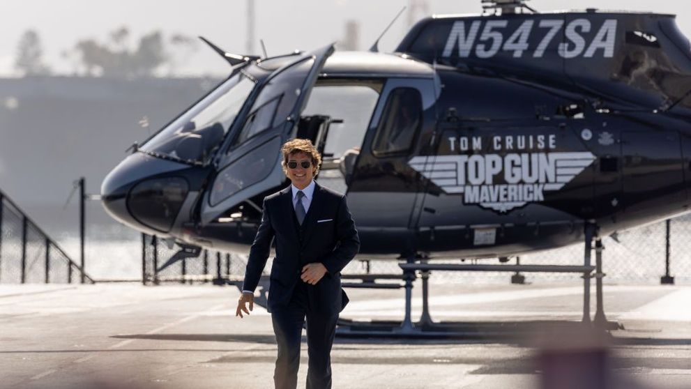 Tom Cruise a aterizat pe covorul roșu cu elicopterul pilotat chiar de el! La 59 de ani a făcut senzație la premiera Top Gun 2
