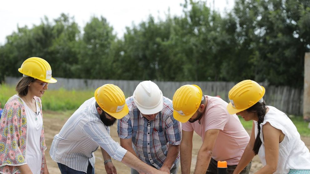 Echipa Visuri la cheie construiește o casă de la zero pentru o bunică și o nepoată cu o poveste tragică de viață!