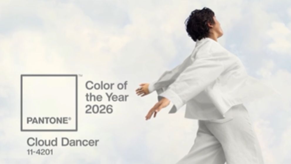 Culoarea anului 2026: Cloud Dancer. Nuanța care va domina moda, machiajul și decorul anul viitor