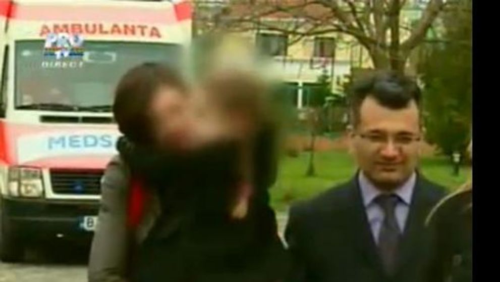 Monica a intrat cu politia la Izvorani sa-si ia fetita