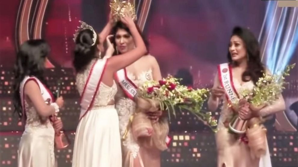 Mrs. World, Caroline Jurie, arestată după ce a smuls coroana de pe capul câștigătoarei