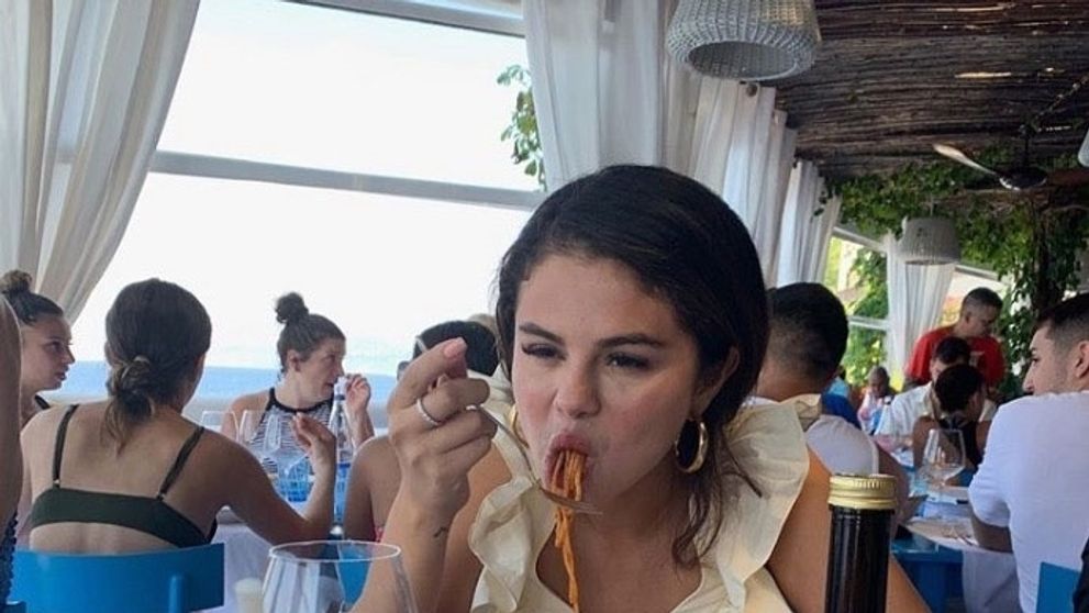 Selena Gomez mănâncă ”ca un copil de cinci ani”. Benny Blanco a dezvăluit ce dietă ține soția lui și fanii sunt oripilați