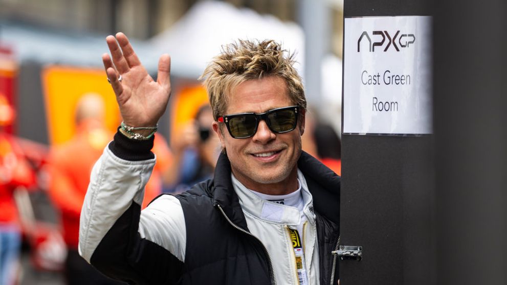 Brad Pitt s-a afișat cu o tunsoare de adolescent și cu mai multe lănțișoare la gât. Actorul de 60 de ani a atras toate privirile la Londra
