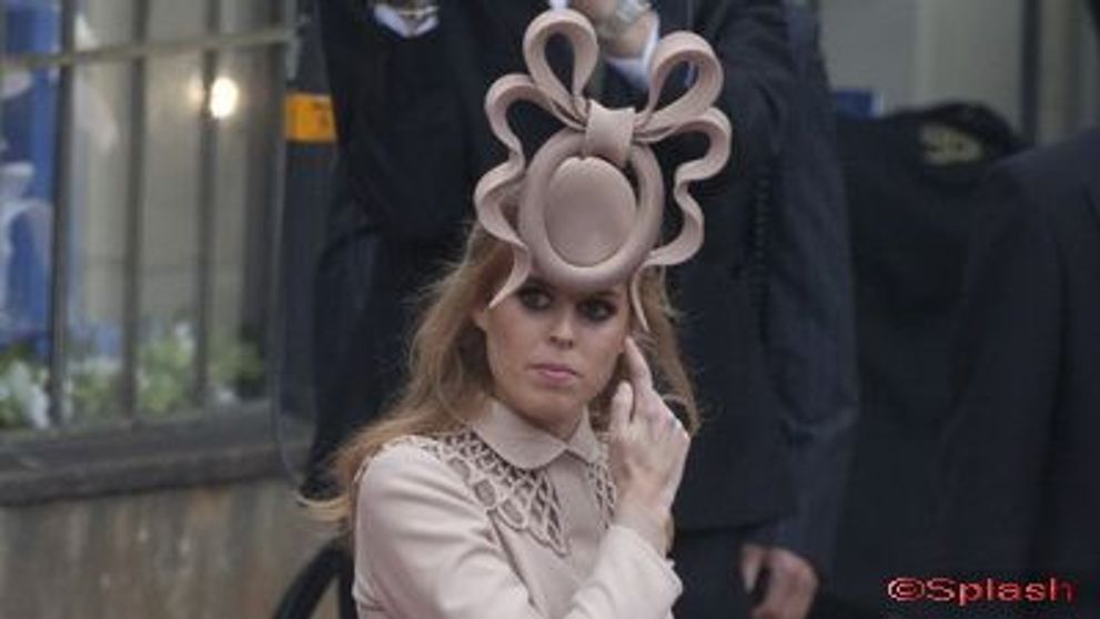 Printesa Beatrice isi vinde palaria caraghioasa de la nunta regala! UPDATE Licitatia s-a incheiat: <span style=