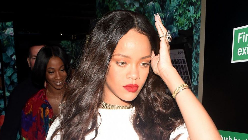 Perechea de blugi-cizma neobisnuita pana si pentru Rihanna. Cum arata cei mai ciudati jeansi, pe care doar ea i-ar fi putut imbraca