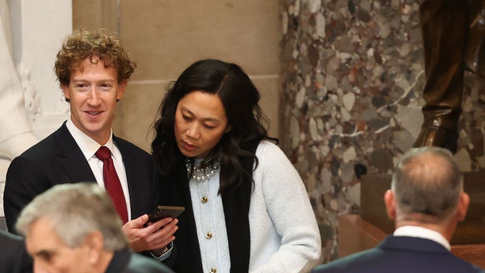 Mark Zuckerberg, spectacol memorabil la ziua soției lui. Le-a arătat tuturor ce purta pe sub sacou, după ce s-a urcat pe un pian