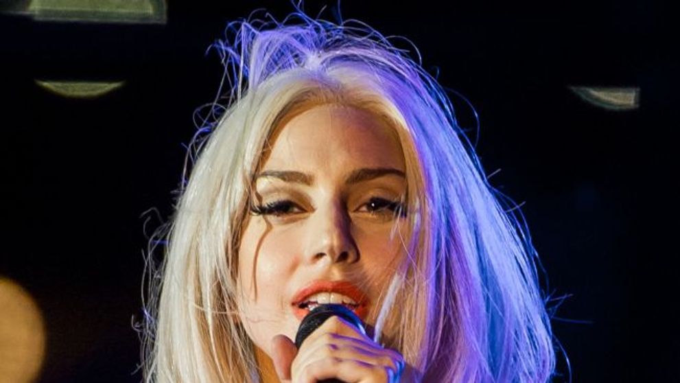 Lady Gaga nu mai arata asa. Cantareata si-a facut piercing in nas, are sprancenele blonde si parul negru